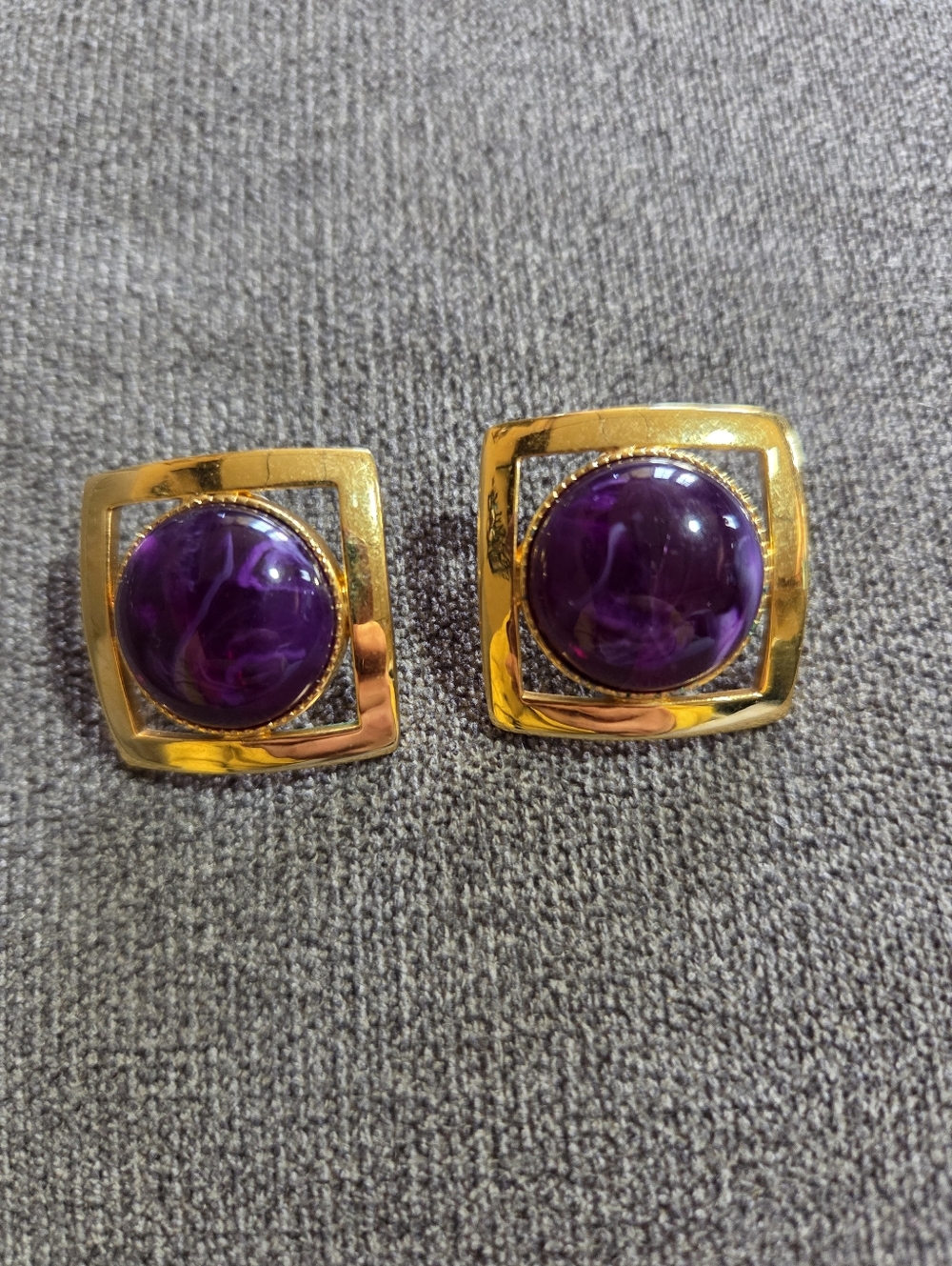 Vintage 80s Avon Modern Emphasis Gold Tone Clip-On Earrings Purple Cabochon Cent